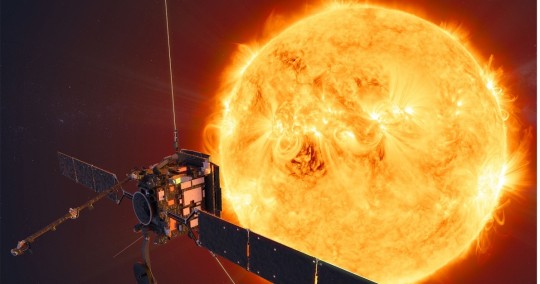 El viento solar, formado por plasma o partículas cargadas, sale de la atmósfera (o corona) solar y viaja por el espacio, chocando con todo lo que encuentra a su paso / Foto: EFE