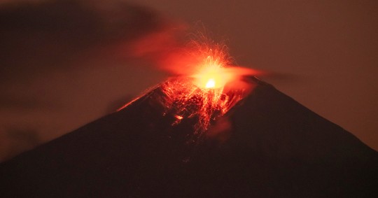 El volcán Sangay lanzó en la madrugada de este viernes una gran nube de ceniza que alcanzó los 8 kilómetros / Foto: EFE