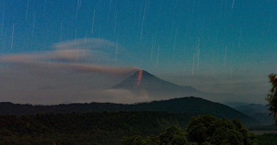 La actividad superficial e interna de esta montaña es calificada de alta por el IG, que también informó de la salida de material incandescente por el cráter / Foto: EFE