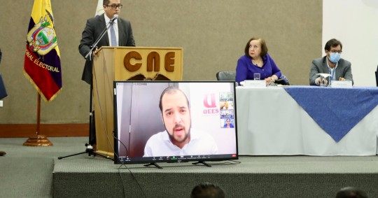 En el sorteo participaron las autoridades del órgano electoral y los integrantes del Comité Nacional de Debates / Foto: cortesía CNE