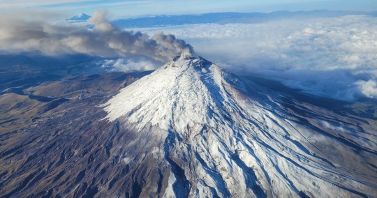 La columna de ceniza se desplazó con dirección al sur, señaló el Servicio Nacional de Gestión de Riesgos y Emergencias del Ecuador / Foto: cortesía IG