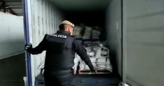 El hallazgo se realizó al inspeccionar un contenedor cargado con el fertilizante en la provincia de El Oro / Foto: cortesía Policía Nacional