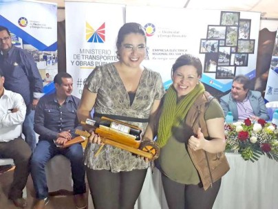 EVENTO. La ministra de Electricidad y Energía Renovable, Elsy Parodi Ocaña, junto a Alicia Jaramillo, titular de la Eerssa, durante el acto de inauguración de las obras de electrificación en Zamora.