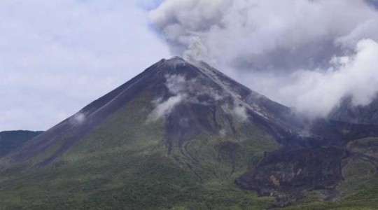 El cráter del volcán Reventador se observa así desde el campamento Azuela. Foto: El Comercio