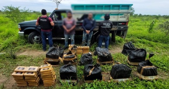 2 hombres fueron detenidos en Manabí con más de media tonelada de cocaína / Foto: cortesía Policía Nacional