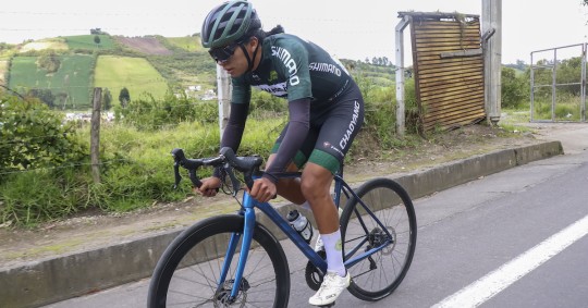 Elvis Cotacachi se ha convertido en el primer ciclista indígena profesional de Ecuador / Foto: EFE