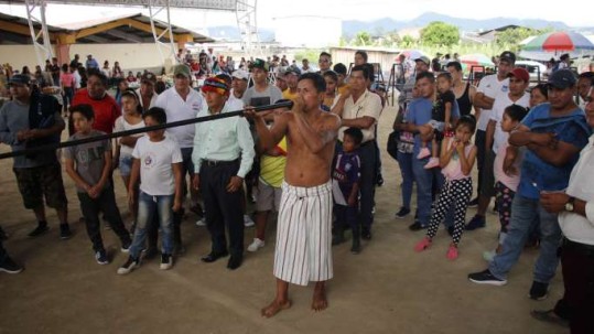 TRADICIÓN. El lanzamiento con cerbatana fue una de las actividades más atractivas. Foto: La Hora