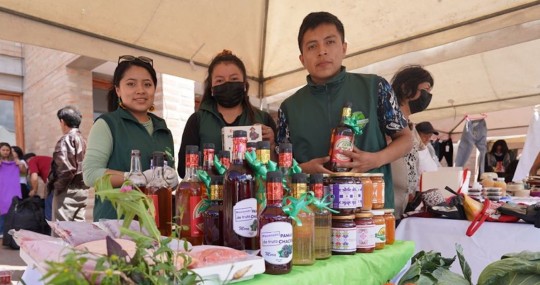 Los emprendedores participantes ofertan sus productos y servicios para establecer relaciones comerciales con clientes privados y públicos. foto cortesía MIES