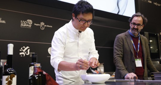 Santiago Cueva endulza Madrid Fusión con el sabor del cacao ecuatoriano / Foto: EFE