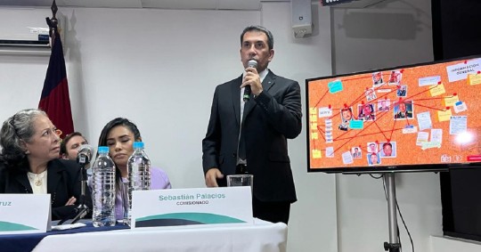 Roberta Meza, explicó su trabajo al elaborar un modelo de relaciones entre varios sospechosos de haber intervenido en el crimen y sus aparentes motivaciones / Foto: cortesía
