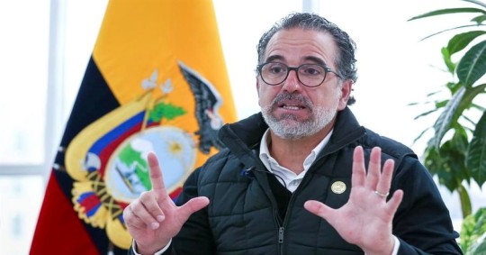El ministro de Ambiente, Gustavo Manrique considerada la minería ilegal "una amenaza para la seguridad pública del Estado"  / Foto: EFE