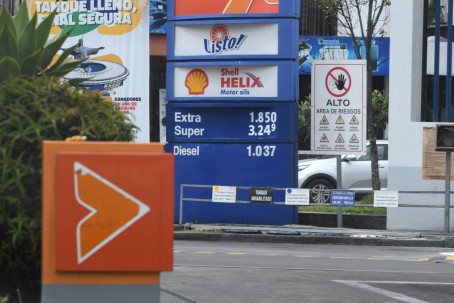 El precio de la gasolina súper aumentó - Foto: El Universo