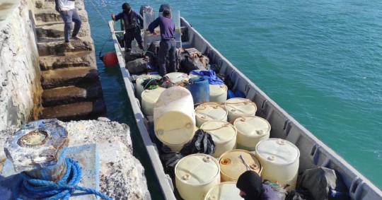 También fueron incautados 10 tanques de combustible con capacidad para 55 galones/ Foto: cortesía Armada del Ecuador