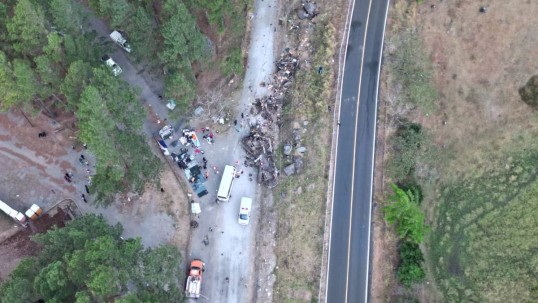 Fotografía aérea cedida hoy por Noticias Chiricanas del autóbus que cayó de un precipicio la madrugada de este miércoles en el área de Gualaca, en el occidente de Panamá / Foto: EFE