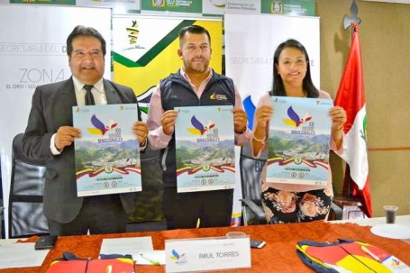 LANZAMIENTO. Franco Salinas, Liliana Acaro y Paúl Torres. Foto: La Hora