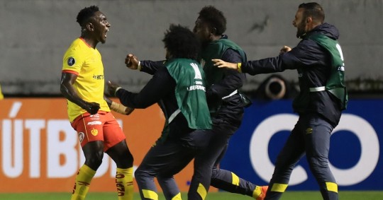 Barcelona cayó 1-2 en Paraguay y Emelec perdió 0-2 en Uruguay / Foto: EFE