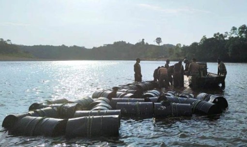  Los soldados hallaron un acople clandestino (caliche) de derivados de hidrocarburos en la tubería de Petroecuador / Foto: Cortesía Ejército