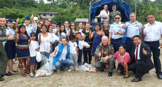 El MIES, en coordinación con las Fuerzas Armadas, realizaron la entrega de 73 kits de ropa a las familias en la comunidad El Retén / Foto: cortesía MIES