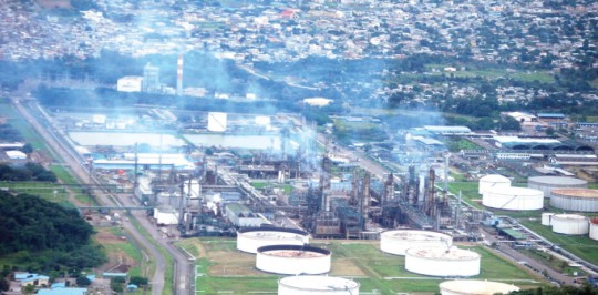 El complejo industrial de la Refinería de Esmeraldas produce el 50% de lo que requiere el país en temas de combustibles, la diferencia es importada. Foto: La Hora