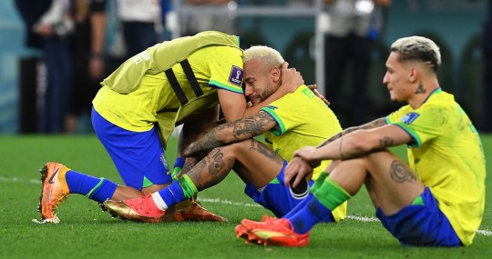 Entre lágrimas, desolada, sin hallar explicación a lo que le había sucedido, con sus jugadores en el suelo, la selección de Brasil lamentó otro fracaso / Foto: EFE