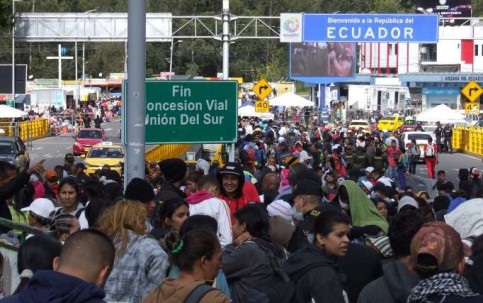 PASO. En la frontera colombo-ecuatoriana hubo intenso movimiento migratorio ayer. (Foto: La Hora)