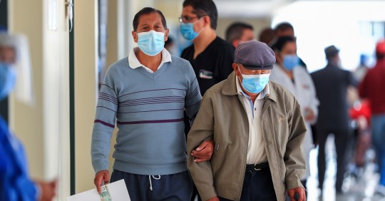 Quito y Guayaquil alcanzan acuerdos para vacunar masivamente a su población / Foto: EFE