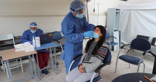 Ecuador registra 1.235 nuevos casos de covid-19 y acumula 554.436 positivos / Foto: EFE