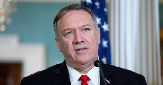 Mike Pompeo habla con Luis Gallegos de pesca y seguridad / Foto: EFE