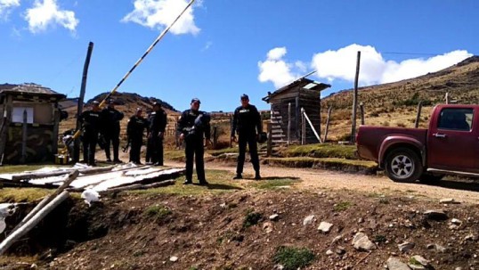 La Policía denunció que moradores de esta zona rompieron los vidrios de un patrullero. Foto: El Universo