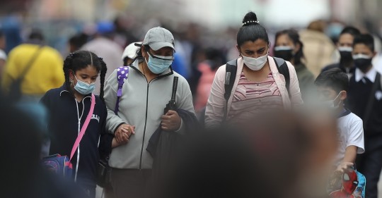 El ministro del Interior indicó que ante el aumento de la incidencia de casos de influenza y coronavirus se ha resuelto volver al uso obligatorio de la mascarilla en espacios cerrados, con poca ventilación y en sitios donde no se garantice la norma del distanciamiento físico / Foto: EFE