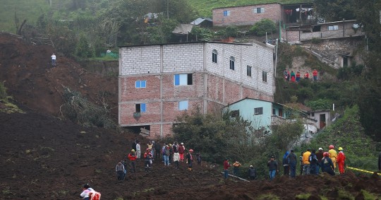 El gobernador de la provincia de Chimborazo, Iván Vinueza, precisó que no tienen certeza de cuántas personas podrían estar aparentemente enterradas/ Foto: Cortesía EFE