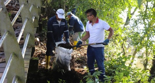 En las riberas del río Napo se halló gran cantidad de plásticos, telas, metales y cauchos / Foto: cortesía Municipio de El Coca