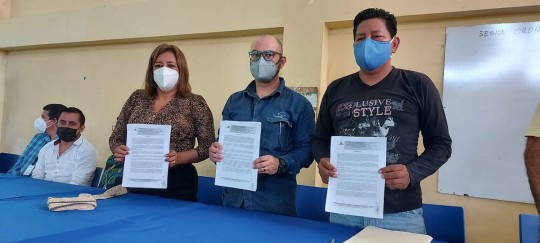 Petroecuador y representantes de la comuna El Edén suscribieron convenio / Foto: Petroecuador 