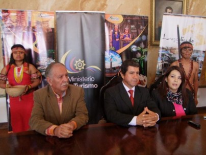 Guido Crespo, Saúl Cárdenas y María Angélica León, acompañados de dos shuar, en la rueda de prensa. Foto: El Mercurio