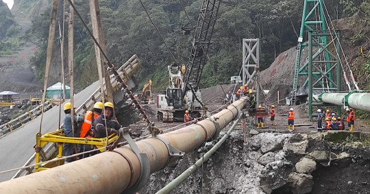 Con el apoyo del Cuerpo de Ingenieros del Ejército ecuatoriano, Petroecuador colocó una torre de soporte del sistema de oleoductos en la zona del puente sobre el río Marker / Foto: cortesía Petroecuador 
