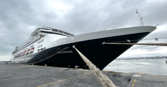 El barco Ms. Volendam, de bandera holandesa, atracó en el puerto de Manta. Arribó con 1.165 pasajeros y 573 tripulantes / Foto: cortesía ministerio de Turismo
