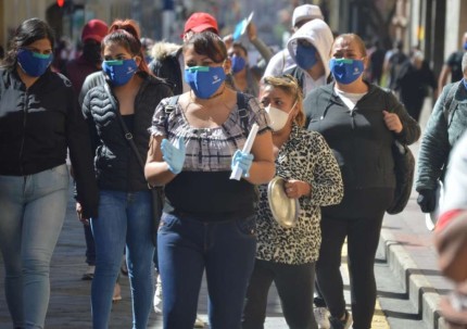 Las autoridades iden a la ciudadanía mantener las medidas de bioseguridad. Foto: API