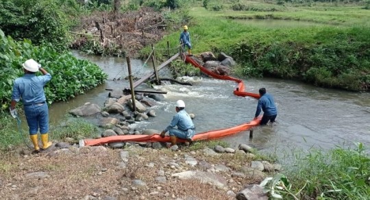 El 14 de abril se produjo un derrame de crudo en el estero Añangu, provincia de Orellana. Ocurrió por una fisura en la línea de conducción del pozo Payamino. / Foto: Cortesía Dirección Zonal 8 MAATE