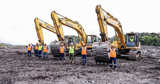 Lasso colocó la primera piedra para la construcción de 3 puentes sobre el río Upano / Foto: Cortesía Ministerio de Transporte