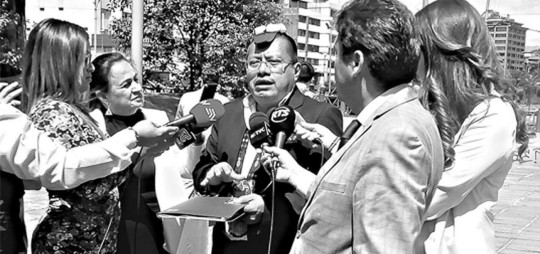 El asambleísta por la provincia de Santo Domingo de los Tsáchilas, Ángel Gende, entregó este martes 18 de junio documentación en la Fiscalía General. Foto: El Telégrafo
