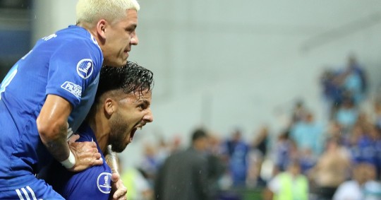 Caín Fara (d) de Emelec celebra un gol, en un partido de la fase de grupos de la Copa Sudamericana entre Emelec y Huracán, este 20 de abril de 2023 / Foto: EFE