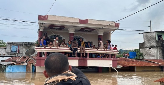 Según un primer reporte de la SGR, unas 500 personas han debido ser rescatadas por medio de botes de goma y otras treinta con helicópteros / Foto: cortesía FFAA