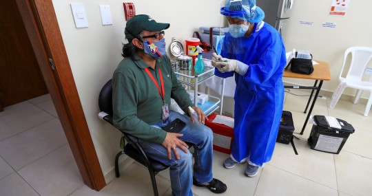 Ecuador registró 2.953 positivos y suma ya 564.238 casos de covid-19 / Foto: EFE 