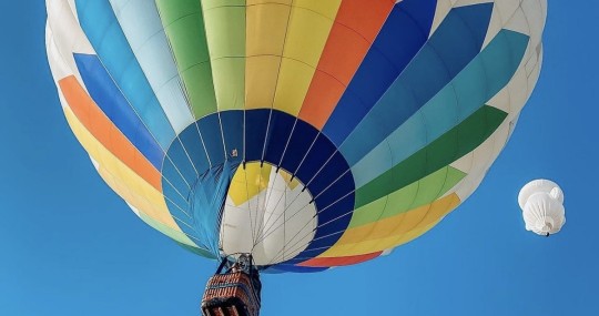 La presencia de estos gigantes globos en la Mitad del Mundo tendrá lugar entre viernes y domingo, y estará acompañada con otras actividades culturales como conciertos / Foto: cortesía ministerio de Turismo