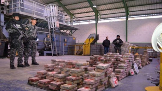 En los últimos meses la Policía y Fuerzas Armadas incrementaron la captura de droga guardada en caletas y el decomiso de precursores químicos para la refinación del alcaloide. Foto: Expreso