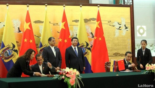  El presidente Rafael Correa, su homólogo chino chino, Xi Jinping y el gabinete ministerial de ambos países, firmaron 9 acuerdos de cooperación en materia de ciencia, educación y supresión de visas para pasaportes ordinarios para ambos países. Foto: Presidencia de la República 