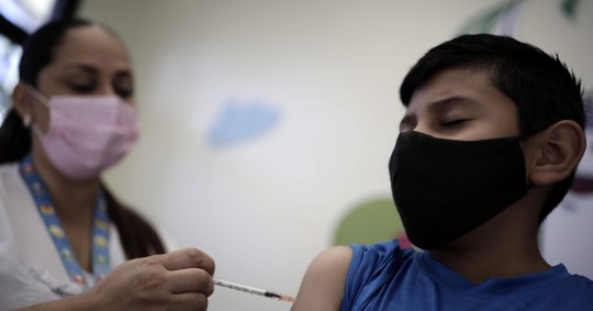 El informe indica que, en 2022, casi 22 millones de niños no recibieron la vacuna contra el sarampión en su primer año de vida (2,7 millones más que en 2019) / Foto: EFE
