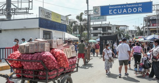 Son cientos de migrantes venezolanos que, a diario, intentan cruzar la frontera de Ecuador con Perú, y el tráfico humano hacia el sur no cesa. / Foto: EFE
