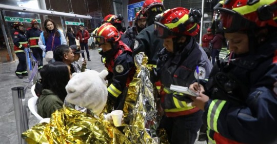 Bomberos rescataron a personas atrapadas en el teleférico de Quito / Foto: cortesía Pabel Muñoz