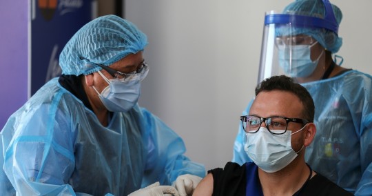 6.000 adultos mayores ya han sido registrados para la vacuna a través de la página del gobierno / Foto EFE